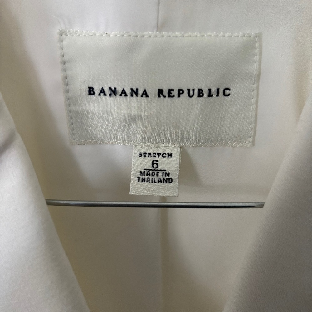 Nicely tailored crisp white blazer